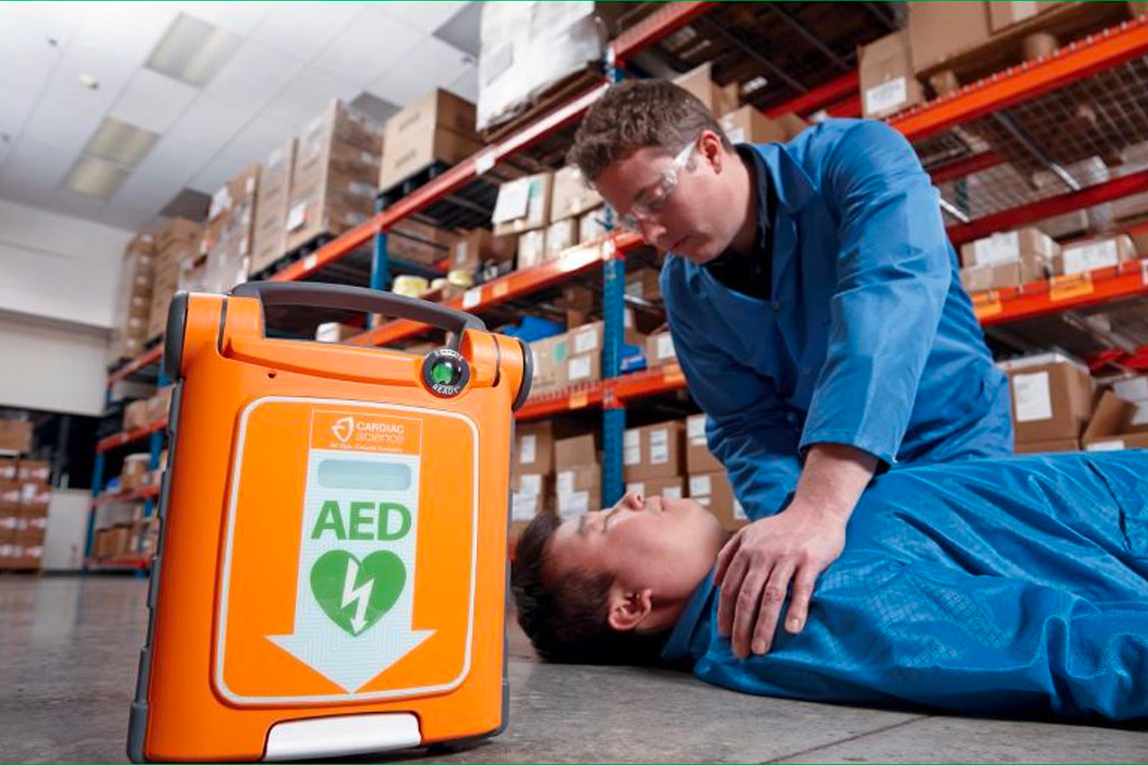 Primo soccorso: Defibrillazione precoce nei luoghi di lavoro